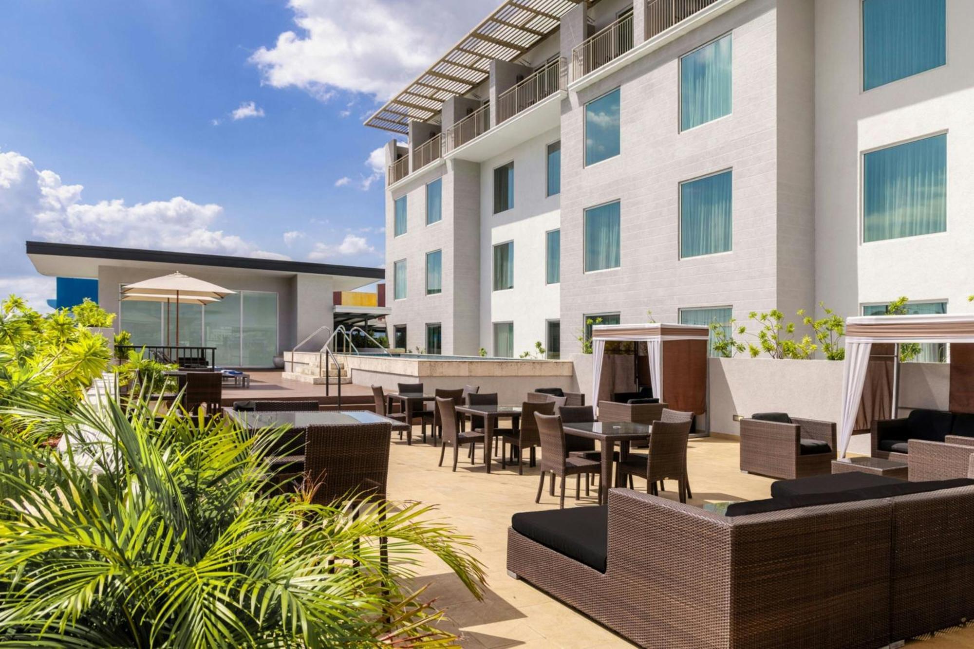 Courtyard By Marriott Kingston, Jamaica Hotel Екстериор снимка