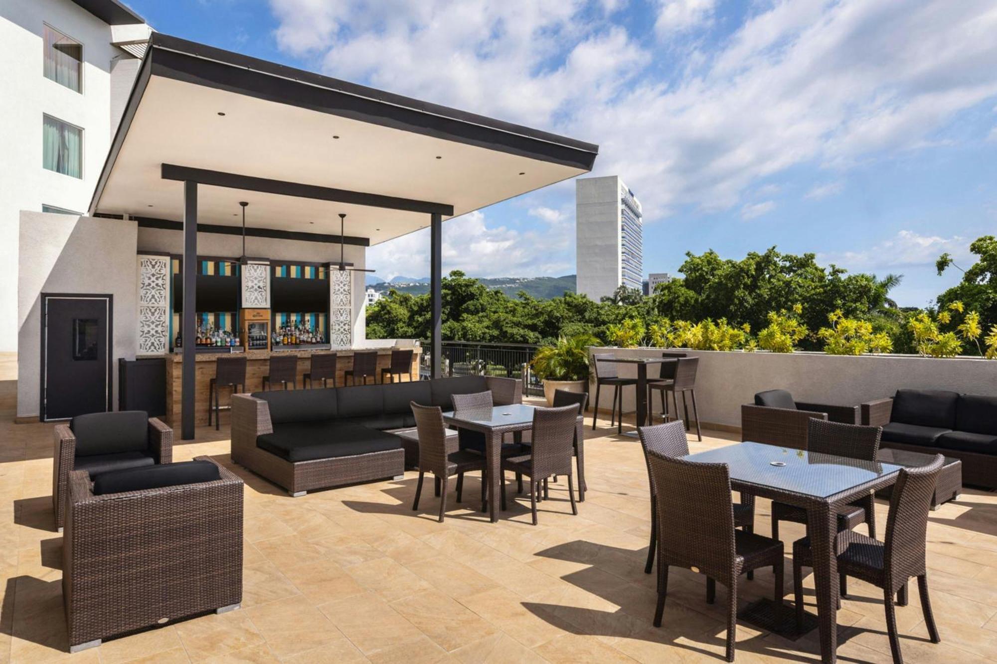 Courtyard By Marriott Kingston, Jamaica Hotel Екстериор снимка