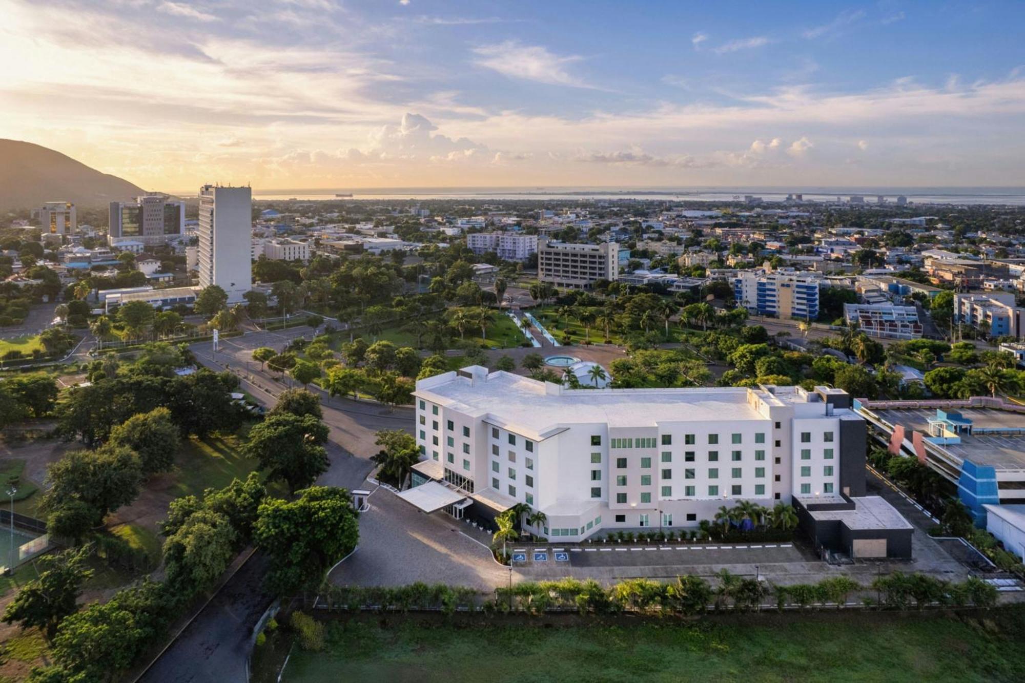 Courtyard By Marriott Kingston, Jamaica Hotel Екстериор снимка