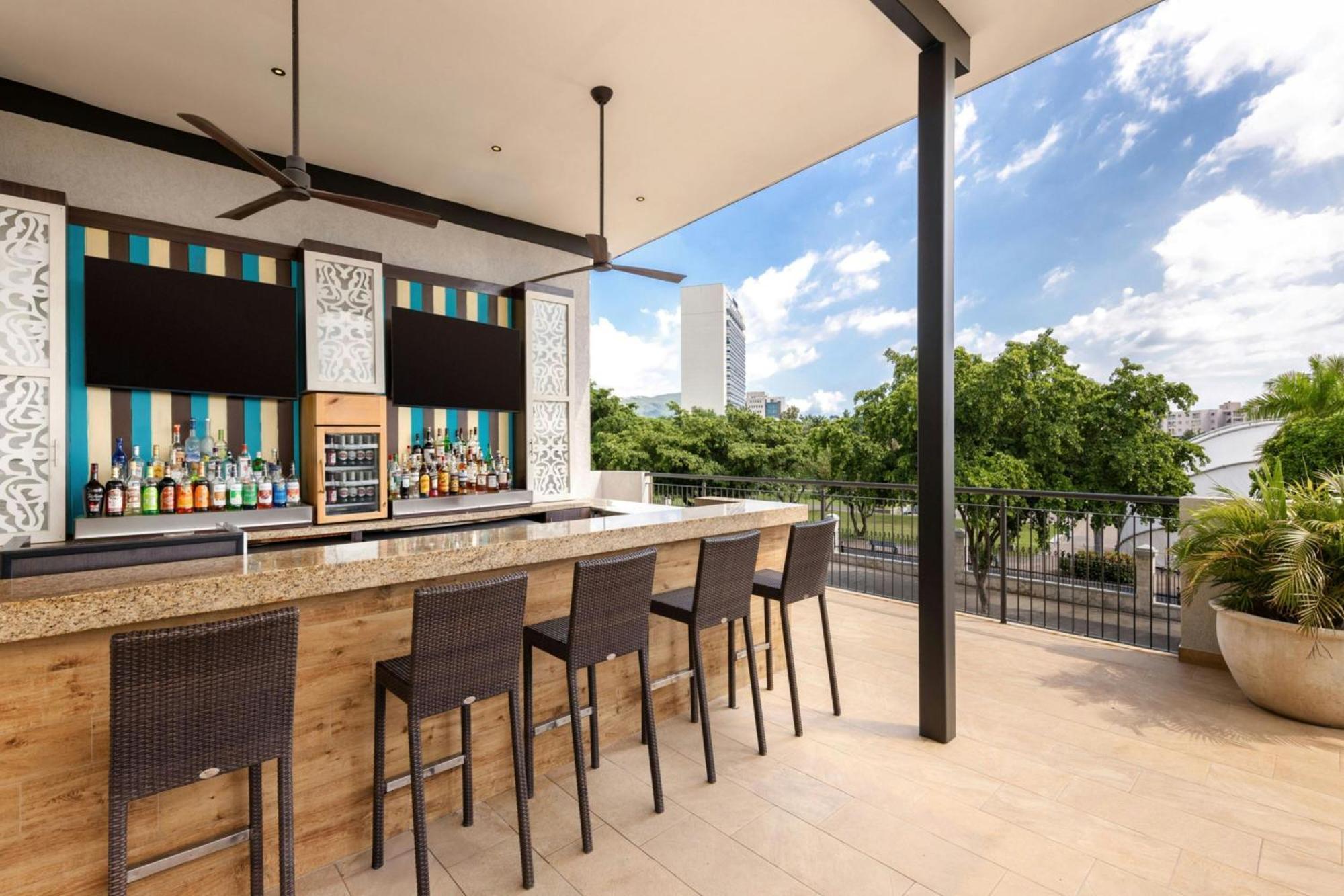 Courtyard By Marriott Kingston, Jamaica Hotel Екстериор снимка